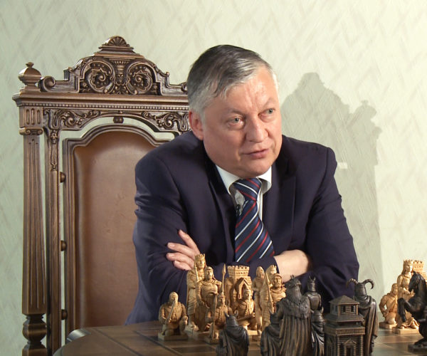 Karpov-Kasparov, two kings for a crown - Roche Productions